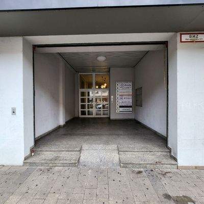 Haupteingang Bürokomplex