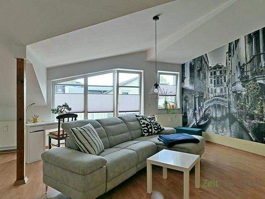 kleiner Schreibtisch vor dem breiten Balkon