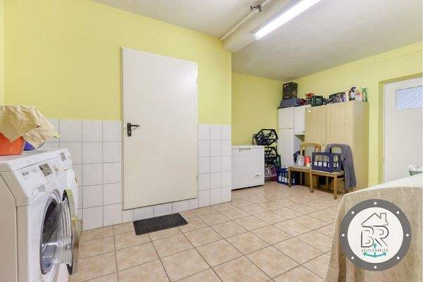 Waschküche mit Durchgang zum Stall