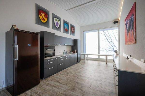 Der helle, sehr grosszügige Küchenbereich