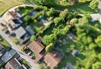 Das Haus mit großem Garten von oben