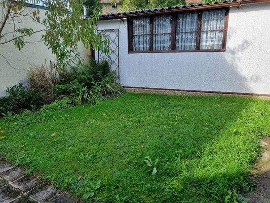 Wiesenbereich am Nebengebäude