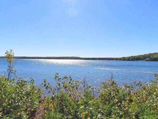 Cape Breton - Bras d`Or Lake - Tolles See-Ufergrun