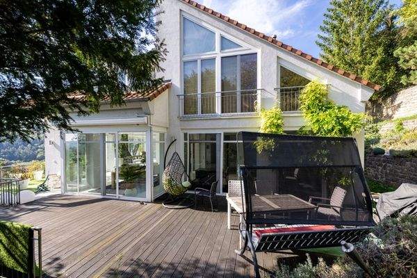 Garten mit Aussenterrasse