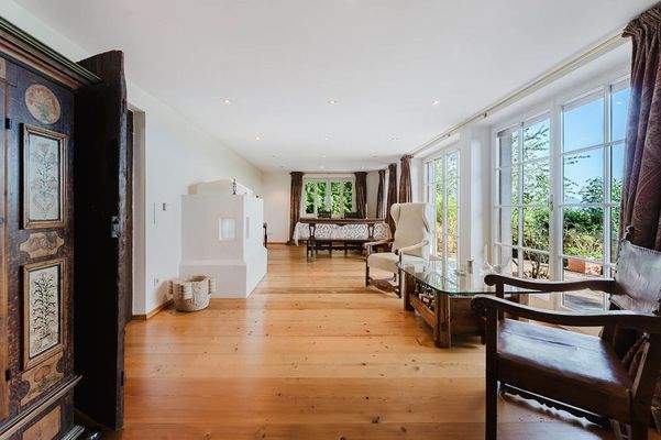 Holz, Haptik, Heimatgefühl – sonnendurchfluteter Wohnraum 