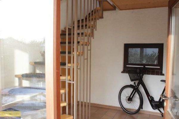 Eingang im Erdgeschoss mit Treppe zur Wohnung