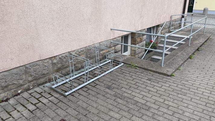 Kellerzugang und Fahrradstellplätze