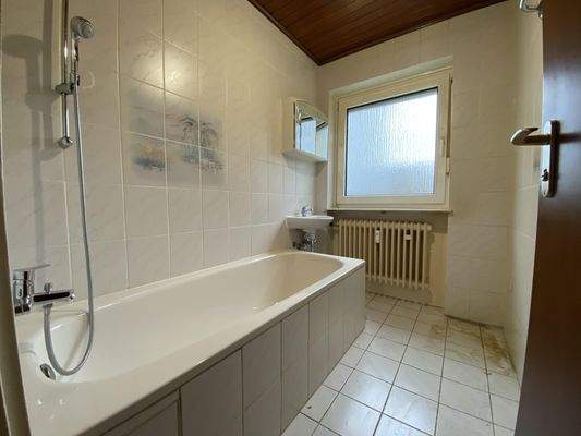 Das Tageslichtbad mit Badewanne und Waschbecken