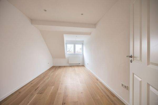 	Helles Schlafzimmer mit Weitblick und viel Tageslicht