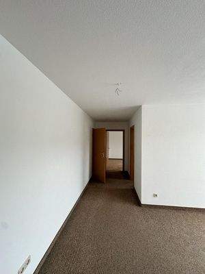 Moderner Flur mit Teppichboden