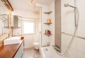 Tageslichtbad mit Badewanne