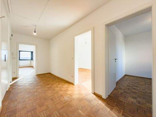 Flur mit Blick ins Woh-, Schlaf- und Kinderzimmer