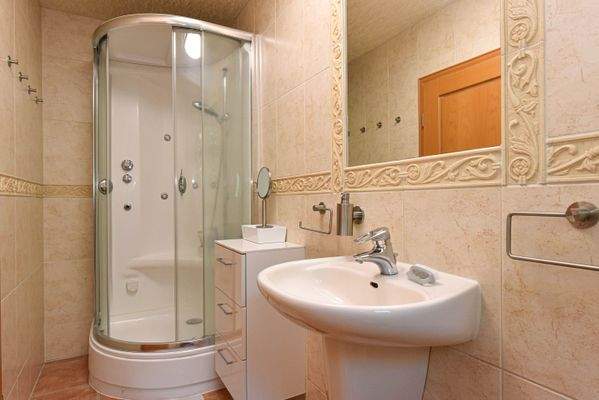 helles Tageslichtbad mit Dusche 