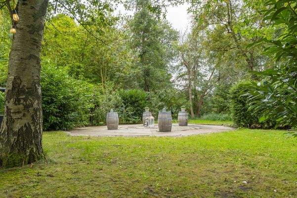 Weitläufige Grünfläche im hinteren Grundstücksbere