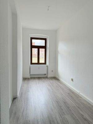 Helles Zimmer mit Fenster