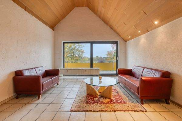 Wohnzimmer mit Zugang zum Balkon