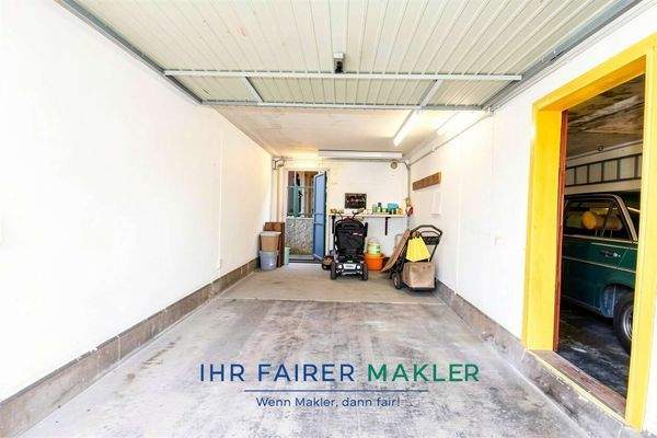 1. Garage und Eingang zur 2. Garage