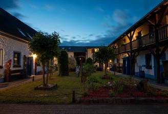 Innenhof bei Dämmerung