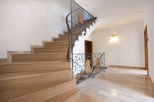 Großzügiges Stiegenhaus