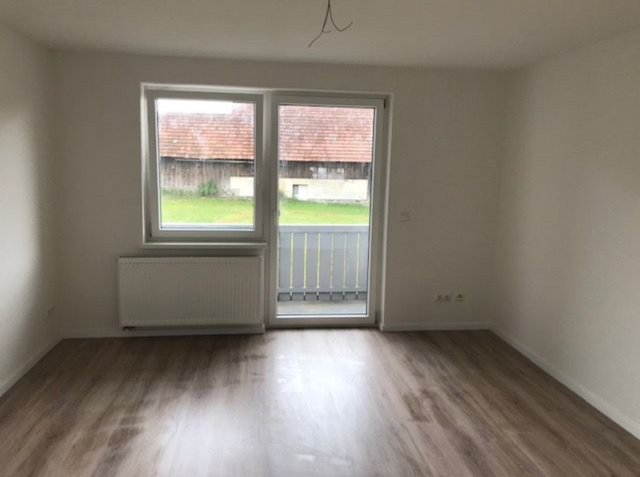 Geräumige 3-Raum-Erdgeschosswohnung mit Einbauküche und Balkon in Frauenau – ca. 74 m² - Foto 1
