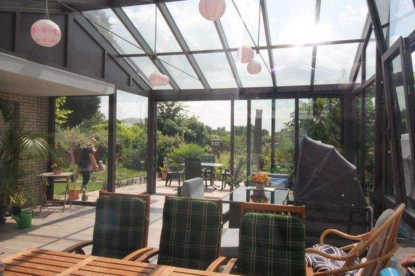 Blick aus dem Schlafzimmer in den Wintergarten