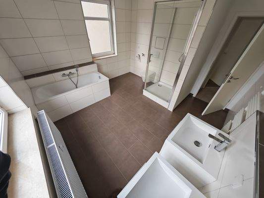 Bad mit Dusche und Wanne