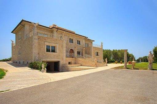 Repräsentative Auffahrt zur Villa