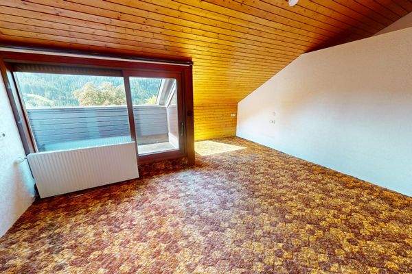 Eines von zwei Zimmern im DG mit Zugang zur Loggia