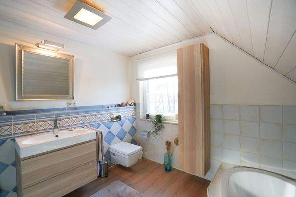 Hauptbadezimmer mit Badewanne und Dusche