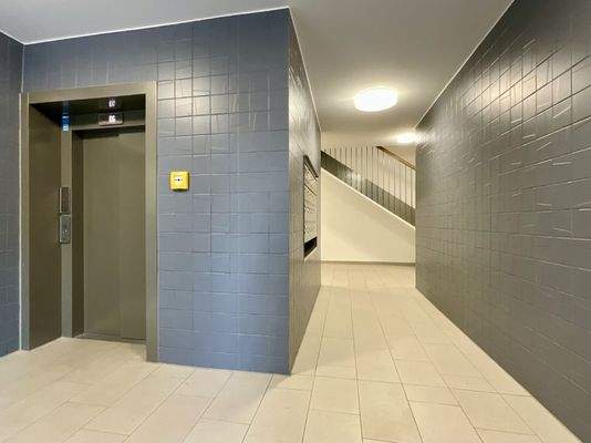 Treppenhaus mit Aufzug