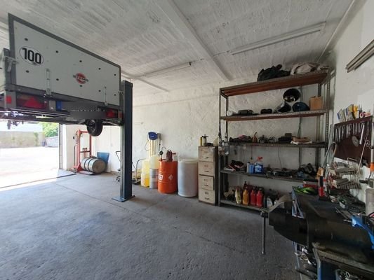 Garage mit Hebebühne (1)
