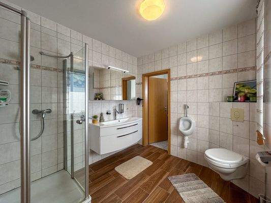 Gäste WC mit Dusche (2)