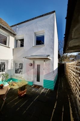 Hausansicht mit Seitengang zum Schuppen