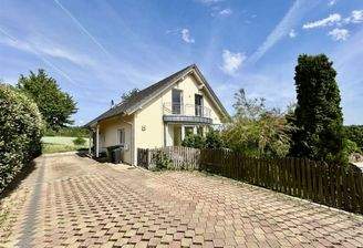 Hausansicht mit Zufahrt