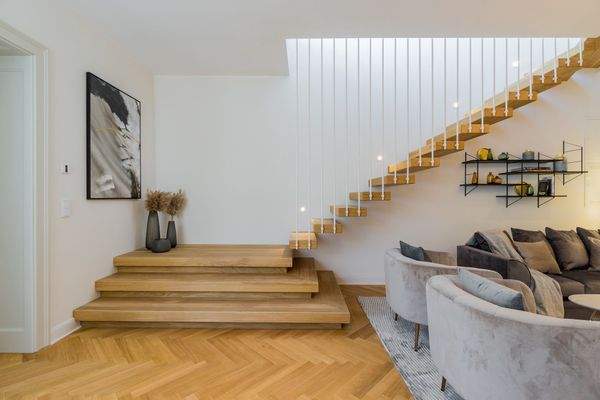 Kragarmtreppe aus Massivholz zur oberen Ebene