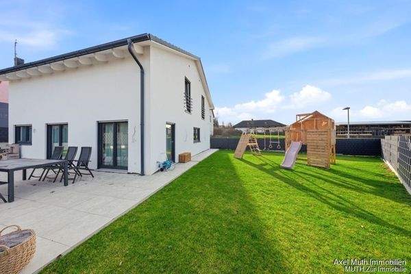 sonniger, blickgeschützter Garten