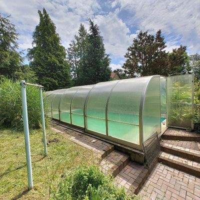 Überdachtes Schwimmbecken