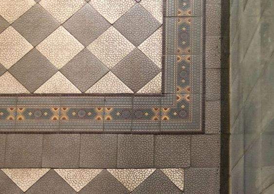 Bodenfliesen Vorderhaus.jpg