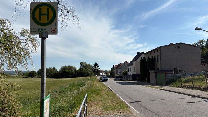 Bushaltestelle fußläufig erreichbar vom Grundstück