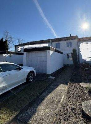 die Garage und der Stellplatz davor