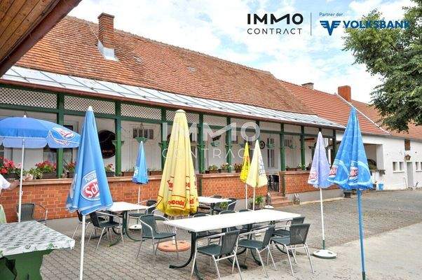 Gastgarten und Blick auf die Vernada der Gästzimmer