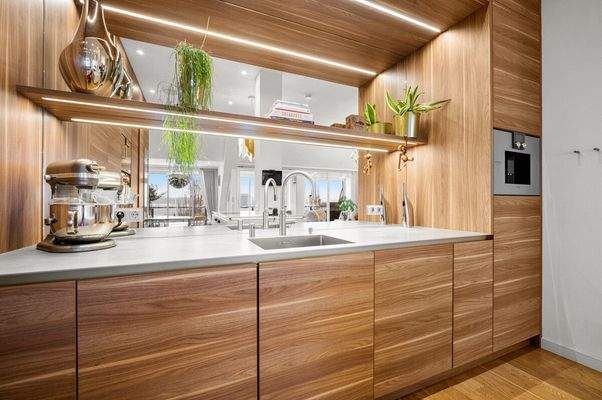 Küche mit Edelstahlarbeitsfläche und Quooker