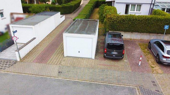 Garage und Stellplatz