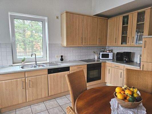 Wohnküche mit Einbauküche