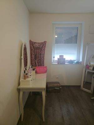 Helles Zimmer mit Schminktisch