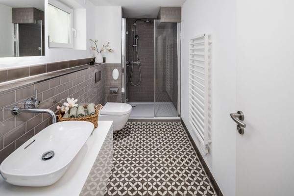 Modernes Duschbad mit stilvollen Fliesen im Untergeschoss