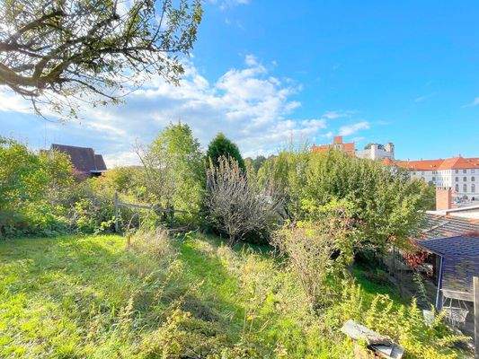 Blick vom Garten bis zum Schloß