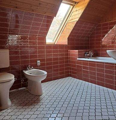 Bad OG mit Wanne und Bidet