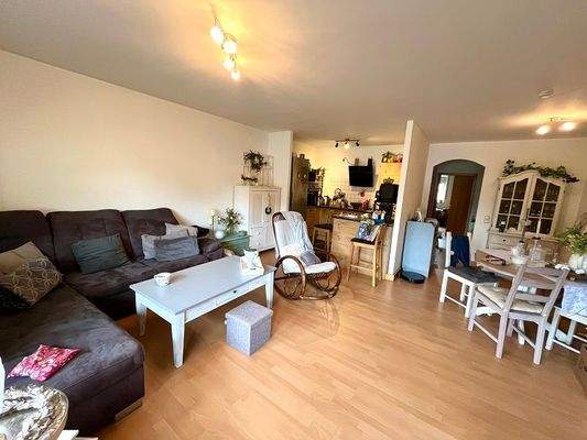 Wohnzimmer mit offener Küche