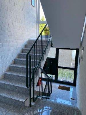 Treppenhaus mit Natursteinboden